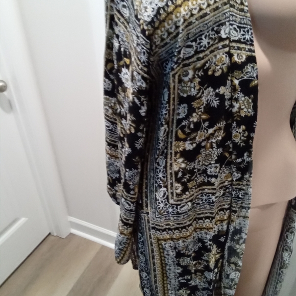 Chris & Carol Tops - Chris & Carol Size M. Floral Patterned Kimono Black, White, And Gold Colors